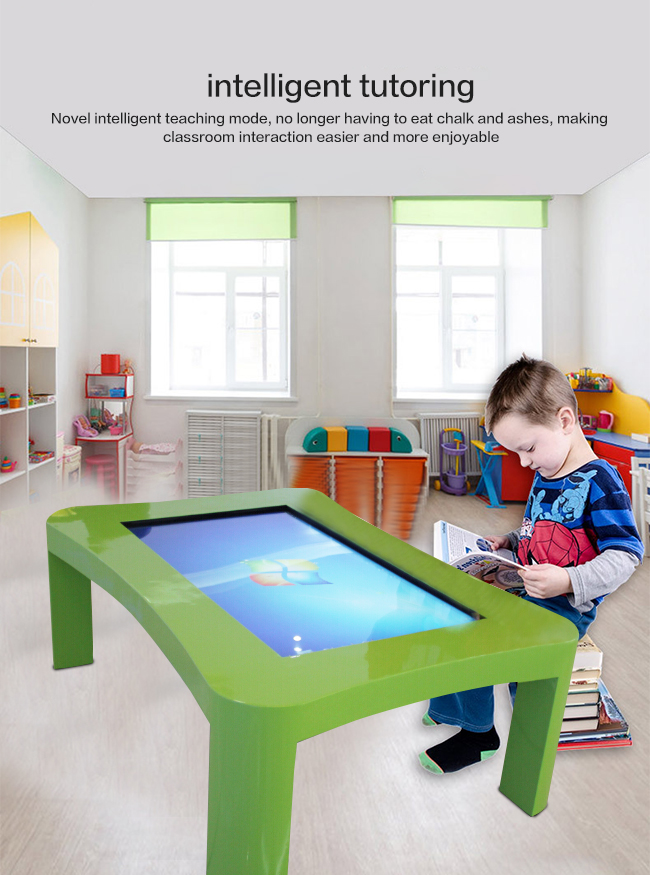 Tableau multi interactif de contact d'Android des enfants avec l'écran tactile capacitif