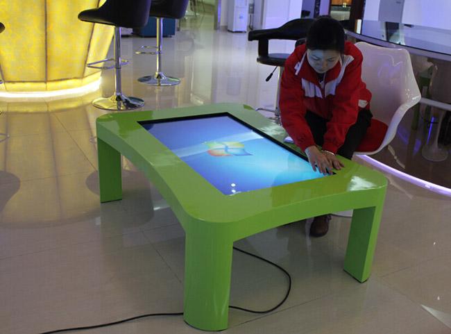 Tableau multi interactif de contact d'Android des enfants avec l'écran tactile capacitif