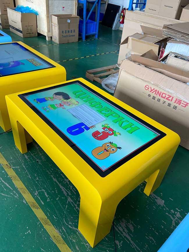 Table basse interactive imperméable futée d'écran tactile de 43 pouces pour des enfants