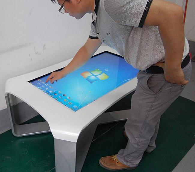 Table basse interactive de type x de Windows Multitouch de 43 pouces avec l'écran tactile d'intérieur